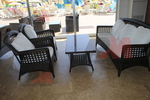 Дизайнерски маси и столове от кафяв ратан